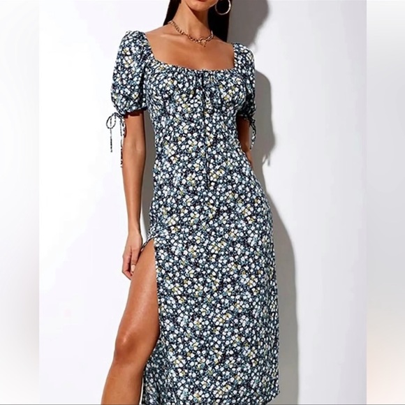 Dresses & Skirts - NWOT Square Neck Floral Midi Dress